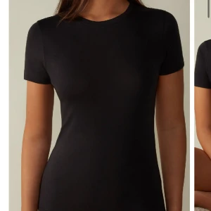 Svart intimissimitshirt  - En jättefin svart intimissimitshirt som tyvär inte passar mig i storleken! 100kr + frakt, använd en gång och nypris ligger på 199kr❣️🥰