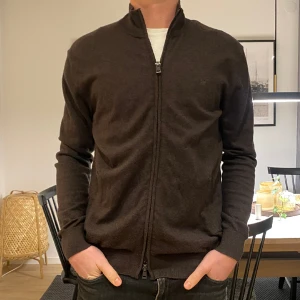 Cashmere cardigan  - Säljer nu min feta cardigan från Pedro del Hierro. Den är gjord av en blandning mellan cashmere och silk. Den kostar 1200 nypris och är 10/10 i skicket.  Hör av dig vid minsta lilla fundering! 