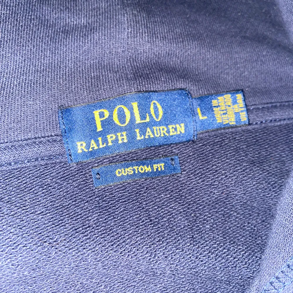 Ralph lauren zip hoodie i mörkblå färg. Storleken är large. Tröjan är i bra skick förutom fläcken på bild 3 syns dock ej mycket vid användning och går säkert att ta bort därav priset . Hoodies.