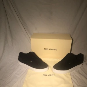 Axel arigato skor - Tjena tjena, nu säljer jag dessa schyssta arigato skorna, clean 90 laceless modell. Skick: 9/10, sparsamt använda. Box och dustbag tillkommer. Skriv gärna vid frågor och funderingar😁