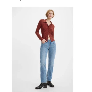 Levis middy straight  - Ett par sparsamt använda Levis middy straight  Jeans med medelhög midja och raka ben Storlek 24/31