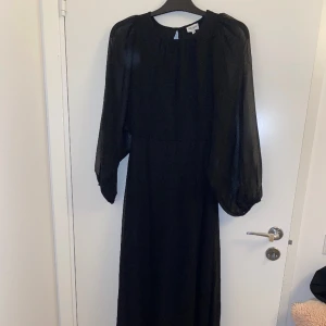 Svart maxiklänning - Jättefin klänning i storlek 34. Lite stor i storleken så skulle säga att den passar 36. Använd endast 1 gång. Från bubbleroom men köpt från zalando för 769 kr.