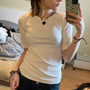 Tshirt med öppen rygg - Fint skick, tyvärr lite stor för mig🫶