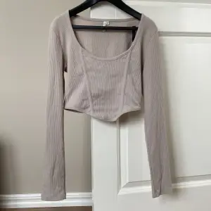Säljer den här fina grå/beigea korta tröjan med otroligt fin struktur på. Har använt den nån enstaka gång, annars som ny🫧. 