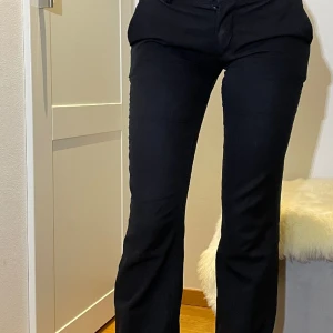 Lågmidjade kostymbyxor  - Lågmidjade kostymbyxor från Bikbok Storlek 36 