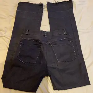 Super snygga utsvängda jeans som knappt blivigt använda, de har fina detaljer på både fram och bak🤍 skriv för fler frågor🤍