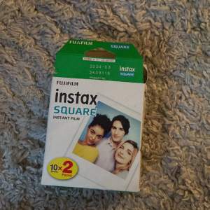 Bilder till en instax kamera 📷. Aldrig använda men ena är öppnad pga(fick dem som en present men passade inte min kamera). Ordinarie pris var 230kr säljer dem för 60 kr. Om du är intresserad hör av dig 👍 tar Swish 😁