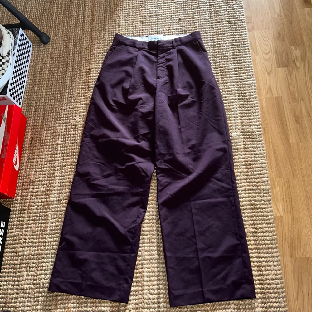 Baggy kostymbyxor i modellen Uno oversized suit trousers, de perfekta oversized byxorna!🌸 tror inte färgen säljs längre men nypris 670 och de har använts 2 gånger✨. Jeans & Byxor.