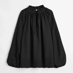 Blus - Säljer min super fina blus från hm. Säljer då jag inte använder, så är i nyskick! Super fin nu men även i sommar💕💕