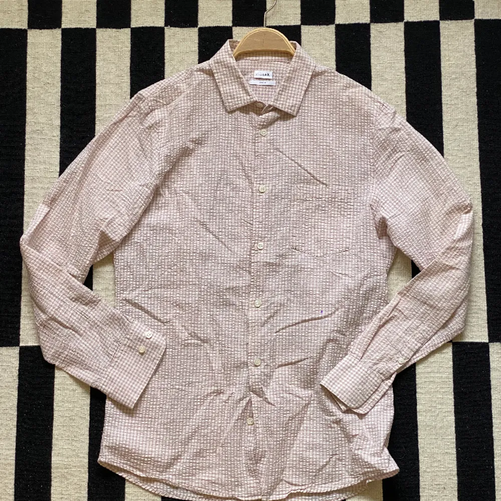 Mini-rutig Filippa K skjorta. Grymt fin struktur i tyget. Perfekt till våren och sommaren.  Lila/rosa/vit Storlek: M  . Skjortor.