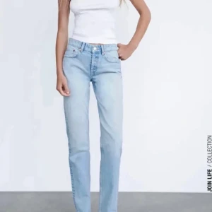Jeans - Säljer dessa ljusblå slutsålda jeans från zara!❤️Klicka gärna på köp nu 