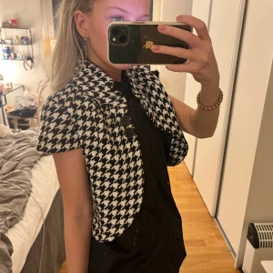 Kortärmad jacka - Jättefin rutig jacka/kofta! Tyvärr kommer den inte till användning längre
