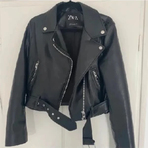 Skinnjacka - Skinnjacka från zara. Passar mig som har xs/s. Säljer för 200+frakt