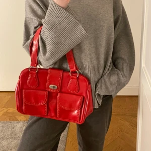 Röd väska  - Superfin väska som tyvärr inte kommer till användning hos mig🫶🏼
