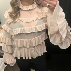 Rosa blus  - Rosa blus från H&M💓  Oanvänd  Säljer den för att den aldrig kommit till användning 
