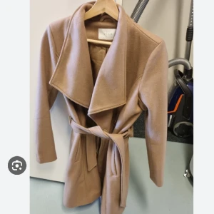 Beige kappa - Säljer min älskade kappa från Vila som tyvärr inte kommer till användning, det tråkiga är att jag har tappat bort skärpet till men den är så fin ändå! Nypris 600/700kr Mitt pris 400kr💕💕