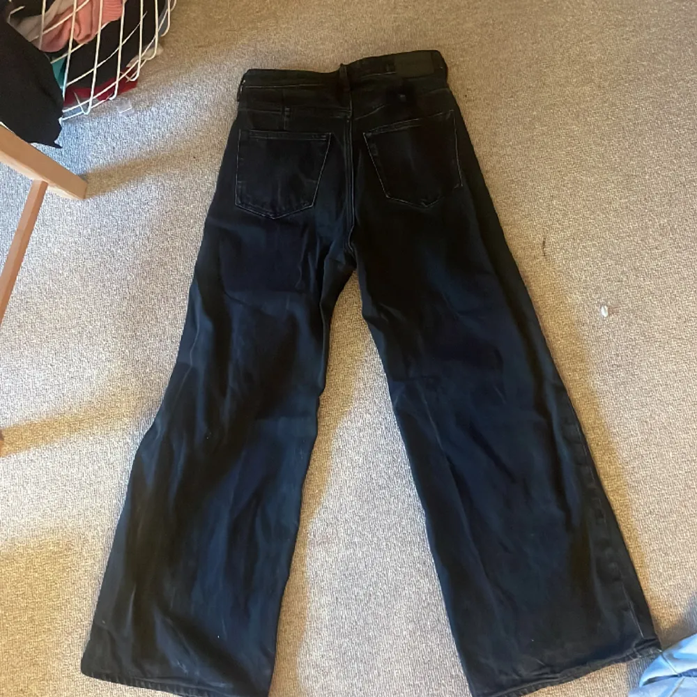 Säljer mina svarta jeans från weekday då det inte är min stil knappt andvända skriv privat för fler bilder.💗. Jeans & Byxor.