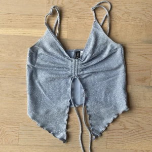 Glittrig blå topp - Glittrigt fest linne! Tyvärr lite för liten för mig😕 bra skick, använd runt 2 gånger