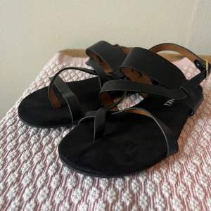 Svarta sandaler från Monki, helt oanvända!Lättare att se hur de ser ut när de sitter på, skriv privat för bilder. Perfekta till sommaren☺️