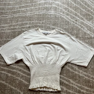 Vit T-shirt  - Snygg tröja som är smalare i midjan