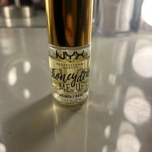 Nyx honey dew me up  - Säljer nu min nyx primer då den inte kommer till andvändning, andvänd max 10 gånger då jag andvänd andra. Super fin under smink, greppar och blir färdigt dewy på huden. Köparen står för frakten 💗