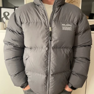 Axel Arigato jacka - Axel arigato jacka i bra skick. Storlek L men passar M. Namn osv skrivet i jackan. Köpt förra vintern, nypris 5000kr.