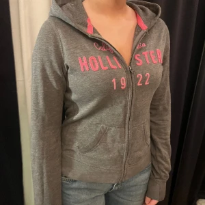 Grå hollister zip-up - Fin grå zip-up hoddie i skönt material. Bra skick, inga fel💞 