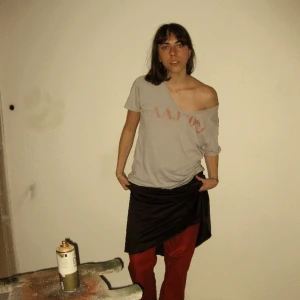 Acne action jeans tröja - En tröja från Acne action jeans AB (innan Acne Studios) röd och grå. 