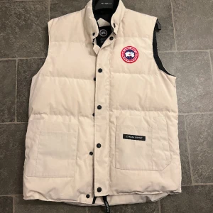 Canada Goose  - Canada Goose Väst, Frågor besvaras i dm!