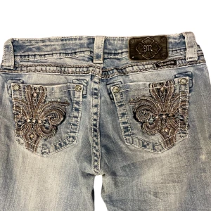 Missme Jeans - Ett par feta missme jeans i storlek 29. Midja:40cm, Ytterbenslängd:109cm, innebenslängd:88cm, benöppning:22cm.Tyvärr har vi inga bilder hur de sitter på så jämför gärna måtten med ett par egna byxor. Jeansen har små slitningar vid benöppningen💫