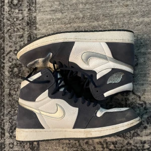 Air Jordan 1 ”Midnight Navy” high - Storlek 44. Knappt använda sen jag fick dom 2022