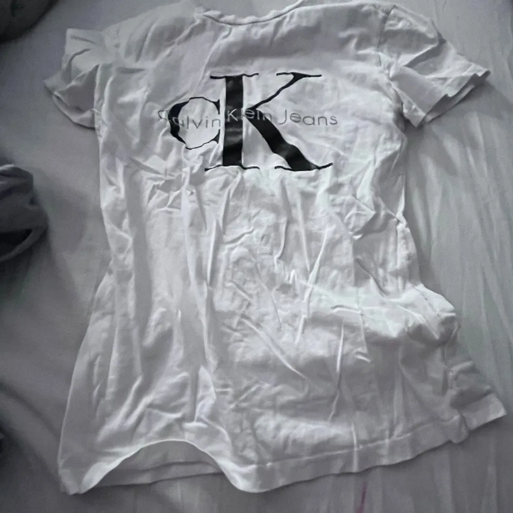 Calvin Klein t-shirt i fint skick strl xs men passar s lappen är borta så inte säkert. . T-shirts.