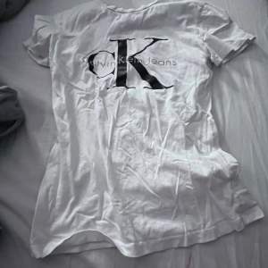 Calvin Klein t-shirt i fint skick strl xs men passar s lappen är borta så inte säkert. 