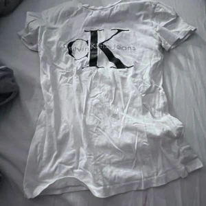 Calvin Klein tröja - Calvin Klein t-shirt i fint skick strl xs men passar s lappen är borta så inte säkert. 