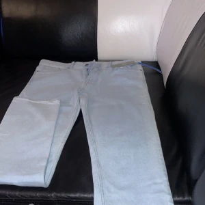 Ljusblåa Jeans - Ett par fina byxor som inte alls har blivit använda eftersom storlek.