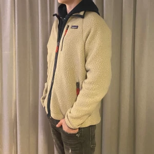 Patagonia fleece - ✨Säljer nu denna super snygga Patagonia fleecen. Skick 9/10 och den är i storleken L. Priset är inte fast och jag svarar gärna på era funderingar🤝🏽✨