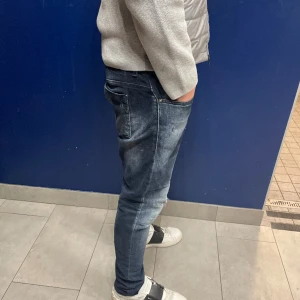 Dondup jeans - Säljer dessa riktigt feta dondup jeans i modellen George! Säljer då dom inte kommer till användning så mycket längre! De är storlek 33 och i perfekt skick utan skavanker! Hör av er vid frågor eller om fler bilder!
