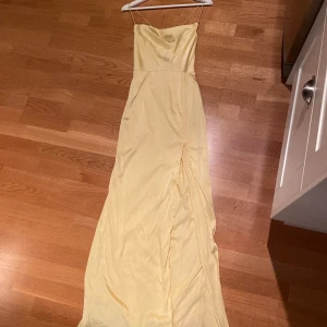 Balklänning - Superfin gul balklänning, använd en gång 💛 Liknar den från ”how to lose a guy in ten days” 