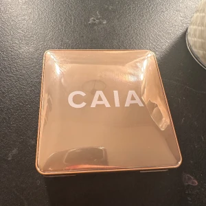 Caia Saint Tropez highliter - Helt ny highliter från caia. Endast testad och plasten på spegeln kvar.   Nypris:395kr