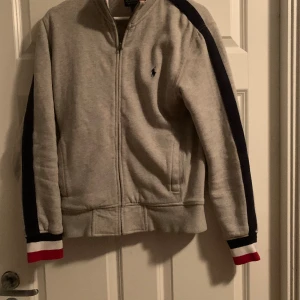 Ralph Lauren Zip - Säljer denna Ralph Lauren zipen i storlek S. Skriv om ni har någon fundering kring tröjan.