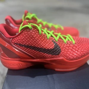 Kobe 6 reverse grinch  - Helt nya aldrig använda kobe 6  Nypris 9000-12000kr Alla accessoarer medföljer Kan gå ner några hundralappar vid snabb affär Skriv för fler bilder och detaljer!