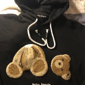 Palm angels teddy bear hoodie - Väldigt bra skick mest legat i garderoben så knappt använd inga märken eller hål på hoodin. För mer info och bilder bara skriv 