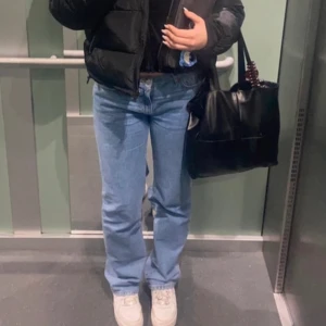 Low waist jeans  - Jeans från bikbok i storlek 25/32, passar mig som är 168cm. Men tyvärr blivit försmå, använda ca 3 gånger! Nypris 699kr 🩷