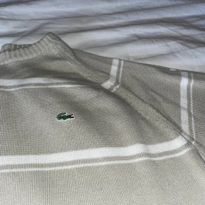 Lacoste tröja - En Lacoste tröja (stickad). Använt några gånger men fortfarande i bra skick. Skriv dem för mer info👍🏻