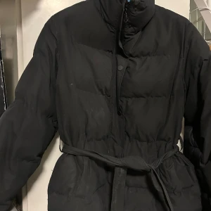 Jacka med knyt  - Säljer jacka med knytband från NA-KD, knappt använd hängt i förrådet senaste året.   