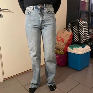 Pull and bear jeans  - Högmidjade vida jeans från pull and bear i fint skick 