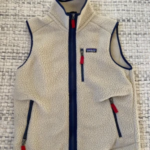 Patagonia väst - En fin patagonia väst i nyskick. Ett perfekt extra lager till våren. 