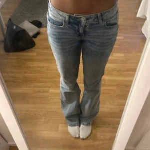 Blå jeans - Skit snygga blå jeans från hm. Köpte de på vinted men de passade inte så säljer därför här, (lånade bilder, utom sista). De är lågmidjade och utsvängda. Storlek 38 men passar även 36