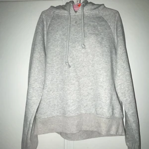 Skön hoodie - Grå Hoodie ifrån new yorker Sitter jöttefint💗 storlek xs  Inga defekter !