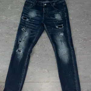 Säljer blåa dsq2 jeans storlek 34 använda 2-3 ggr pris kan diskuteras 